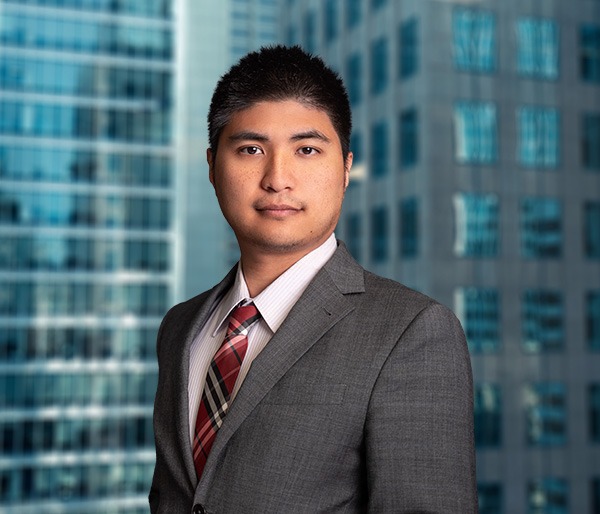 Headshot of Robert Lo, a Commercial, Construction, and Insurance litigation lawyer in the Vancouver office of Linmac LLP.